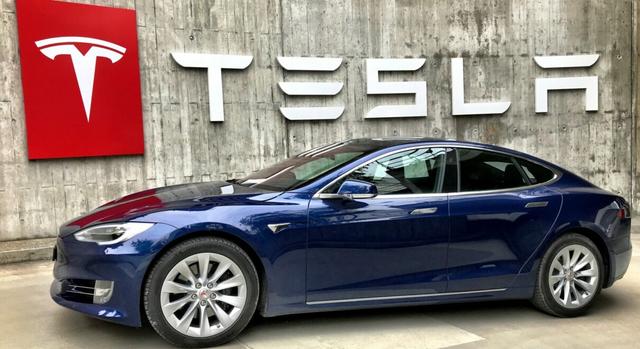 William Blair Downgrades Tesla, Shares Down 7%
