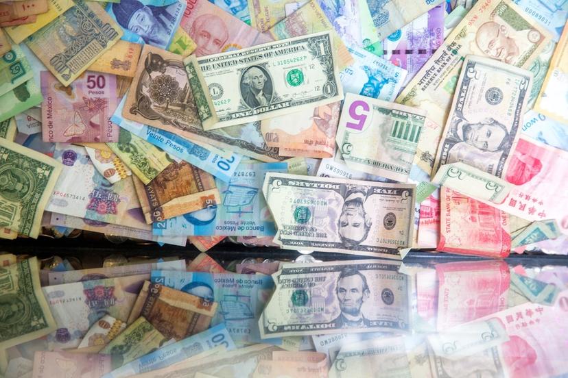 Asian Currencies Rise as Chinese Data Improves, Dollar Slips on Rate Cut Bets