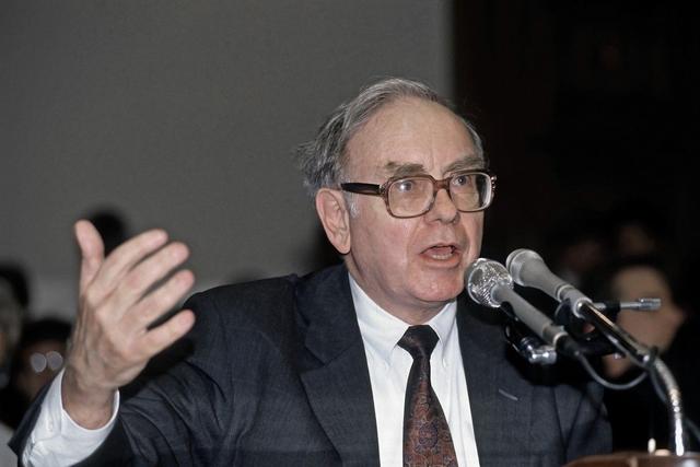 Buffett Leaves CEO With 373B Cash, Raising Wall Street Valuation Risk